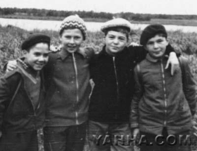 Майк-пятиклассник. Майк - второй слева, второй справа - Юра Горелик, крайний слева - саша Самородницкий, самый близкий друг Майка все школьные годы