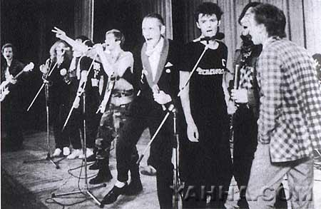Неизвестный концерт. 1986 г. Возможно, весна.
Титов, Семенов, Цой, Сологуб, БГ, Гаркуша, Борзыкин, Дюша, Михайлов в рок-клубе