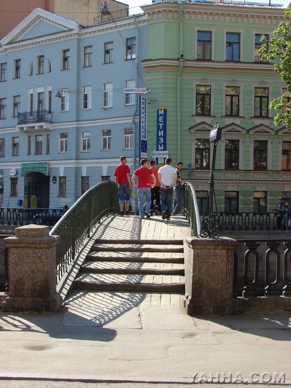 Сенной пешеходный мост (4). Набережная канала Грибоедова (рядом с домом 56)
Здесь снимался фильм "Йа-Хха".