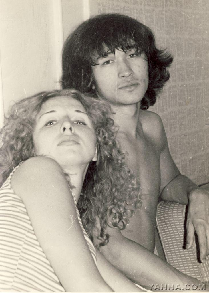 Виктор и Марианна. У Алексея Рыбина на пр. Космонавтов, август 1982 г