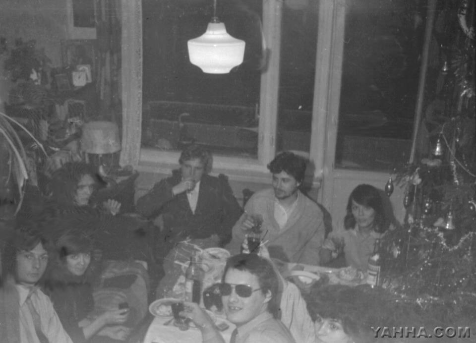 Новый год. Встреча Нового 1982 года — Майк, Наталья Россовская, Игорь Петровский, Дмитрий Мельников, Панкер (Игорь Гудков), Павел Крусанов, Людмила Петровская и Наташа Крусанова в Фото Александр Бицкий и квартира его тоже.